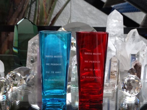 2 Copos Ho'Oponopono (1 azul e 1 vermelho)